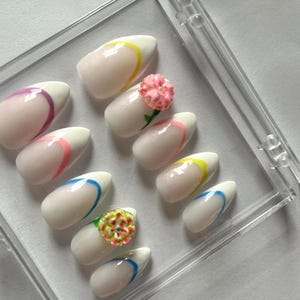 Unhas postiças com ponta francesa e flor 3D prontas para envio | Unhas francesas coloridas em formato de amêndoa | Unhas postiças feitas à mão | Nailslaybykira