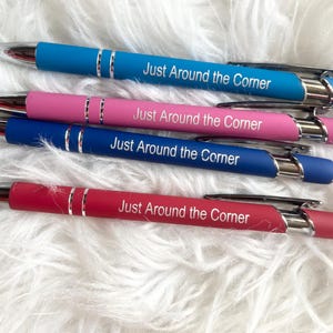 JW Multifunktionaler Laser Gravur Stylus Kugelschreiber ~ "Einfach um die Ecke ~ Soft Touch ~ Schwarze Tinte ~ in verschiedenen Farben ~ JW Geschenk."