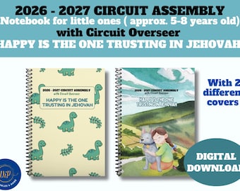 Op de afbeelding: Twee spiraalgebonden notitieboeken met de titel 2026-2027 CIRCUIT ASSEMBLY with CIRCUIT OVERSEER en HAPPY IS THE ONE TRUSTING IN JEHOVAH. Eén kaft toont groene dinosaurussen op een crèmekleurige achtergrond, de andere een kind dat een hond knuffelt.