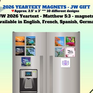 Peut inclure: Des aimants de 6,35 cm x 7,62 cm sont affichés sur un réfrigérateur. Les aimants présentent des textes tels que "2026 Yeartext" et "Matthieu 5:3". Le texte est disponible en anglais, français, espagnol et allemand. 10 modèles différents.