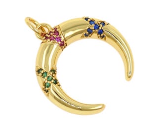 Ethnisch inspirierter 18K Gold Filled Doppelhorn-Anhänger mit Mikro-Edelsteinen in Rot, Blau und Grün, 19.7x18.3 mm