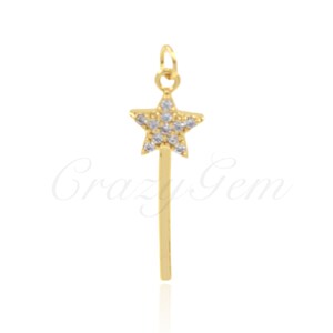 Pu&ograve; includere: Ciondolo in oro con un pendente a forma di stella incrostato di pietre di zircone cubico trasparenti. La stella &egrave; fissata a una sottile asta dorata.