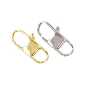 Elegant, kantig hummerknäppning i 18 karat guldfyllning med rektangulär form och oval basögla 10,9 x 23,7 mm