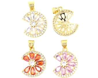 Puede incluir: Cuatro colgantes de tono dorado con forma de media luna. Cada colgante presenta una piedra preciosa de color diferente: transparente, naranja, rosa y un diseño hueco.