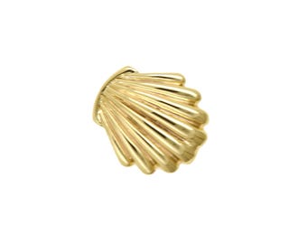 Può includere: Un gioiello a forma di conchiglia color oro. Il guscio ha una texture a coste con un design curvo a forma di ventaglio. Il gioiello è probabilmente un ciondolo o un orecchino, con un bordo liscio e arrotondato.