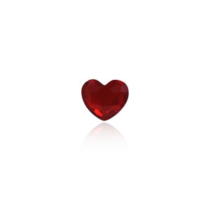 Puede incluir: Un cristal rojo en forma de corazón con un diseño facetado.