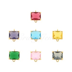 Könnte beinhalten: Sortiment aus sechs goldfarbenen Anhänger-Anhängern mit bunten quadratischen Glassteinen. Die Steine sind in den Farben Rot, Blau, Gelb, Grün, Rosa und Grau.
