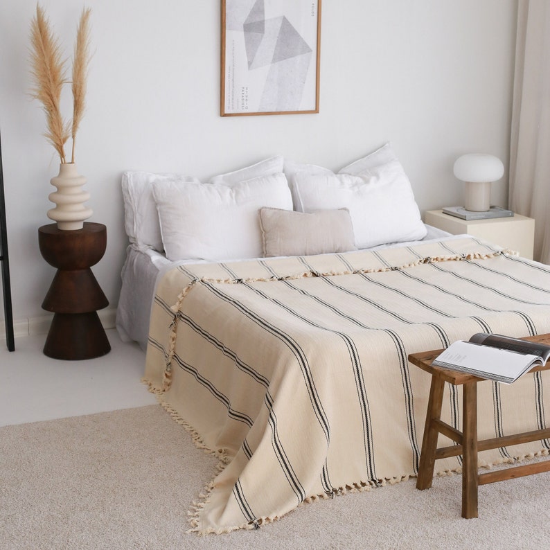 organic cotton throw blanket is large and soft. Soft king queen cotton bedspread is breathable and lightweight blanket. 
Cotton blanket is comfortable. Organic cotton throw is all season blanket.