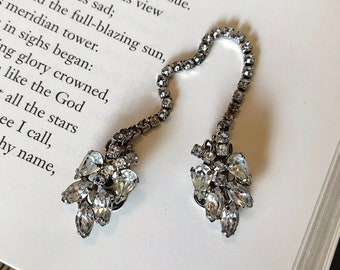 WEISS SWEATER CLIP, RHiNesToNe LeaF SWeater Guard, RhoDiUm SiLver SeTTing, ViNTage Designer CoSTuMe JeWeLry, SiGneD WeiSS, 1950's