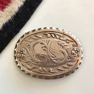 ウエスタンシルバーベルトバックル、フラワーエッチングアクセント、メンズギフト、ヴィンテージロデオカウボーイバックル、スカラップエッジ、サウスウェスタン、ShanniLuJewelry