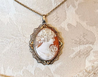 COLGANTE ANTIGUO DE CAMAFEO DE PLATA DE LEY, CONCHA DE SARDONIA ITALIANA TALLADA, DAMA VICTORIA DE PERFIL, FLORES TALLADAS EN CABELLO ONDULADO, ENGASTE DE FILIGRANA