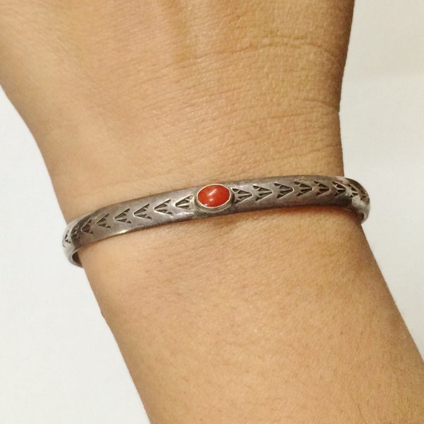 NavaJO StERLING CoRAL BRACELET, Navajo BangLE CUFF, HaLLMARK R, NaTIVE AmERICAN InDIAN JeWELRY, StAMPED SiLVER WeSTERn CuFF, Size Small