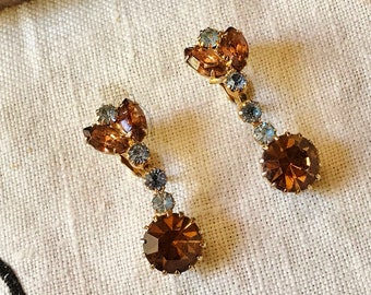 BRINCOS DE strass ÂMBAR E AZUL, BRINCOS DE METAL DOURADO COM PRESSÃO, BIJUTERIA VINTAGE PARA OCASIÕES ESPECIAIS, DÉCADA DE 1940. ShanniLuJewelry