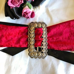 This vintage ViCTORIAN StERLiNG SASH BUCKLE is an amazing!  It's a whopping 3-1/4" long and has Delicate lacy filigree edges and faceted circles of silver that twinkle and shine.  There are 3 sharp prongs that swivel back and forth on a hinge.  There is also a second piece of metal on the back with 4 prongs that also swivels...perhaps to hold the material secure.  It's in great condition and would look glorious on a wedding belt.  Original Patina or very tarnished.