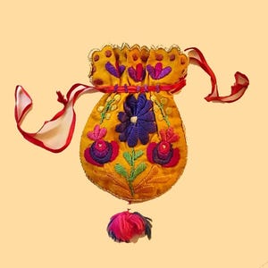 EMBROIDERED FLOWERS DRAWSTRING BaG, ViNTage Reticule Purse, Otomi, Tenangos MeXican CoLorFuL Floral EmbroiDery, Cotton and Silk with Tassel