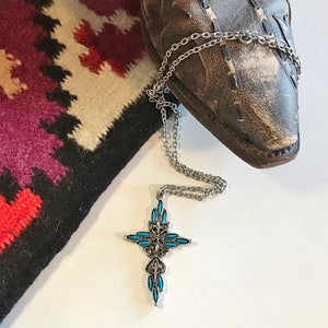 This vintage ZUNI styLe Petit PoiNT CroSS NECKLACE is a great pretender!  Turquoise plastic cabochons mimic the petit point jewelry the Zuni Indians are famous for.  They're set in a silver tone metal.  It's a pretty little western cross that comes on a really nice silver rolo chain.  The links have a  nice stamped line pattern.  You'll receive the pendant and 24" chain.
