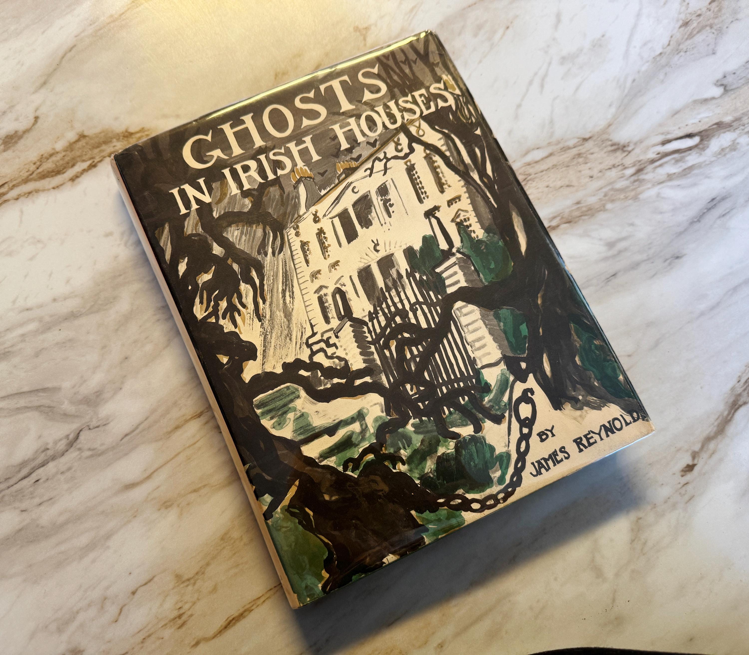 GHOSTS in IRISH HOUSES BooK, by James Reynolds, FirsT EdiTioN 1947,  22 GhosT StoRies, VintaGe Scary StoRieS BooK, BeautiFuL illUsTraTions