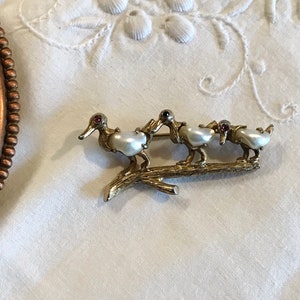 DUCKS PiN, DUCK FAMILY on a Tree Branch brooch, VinTage Duck Brooch, Red Rhinestone Eyes, faux pearl, Bird Jewelry, CosTume Jewelry