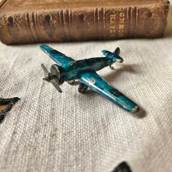 Vintage MINIATURE TOY AIRPLANE, SiNGLe Propeller plane, Long Wings, Double CocKPiT, Die-cast metal, VintaGe BoY's ToYs, 2-1/2" wingspan.