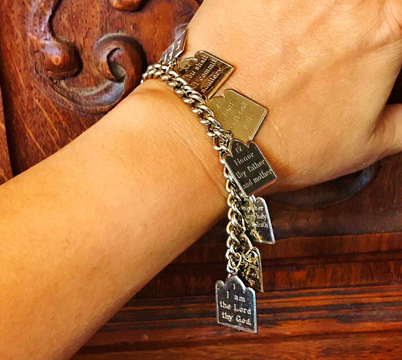10 COMMANDMENTS CHARM BRACELET, Gold Tone Metal, Vintage  display picture 1