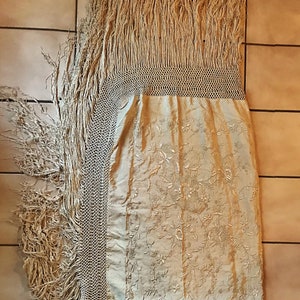 EMBROIDERED SiLK FLOWERS PiANO SHAWL, AnTiQue Canton MaNToN de MaNiLLa, Champagne color, TrailiNG LeAves, Fancy long macramé knotted  fringe