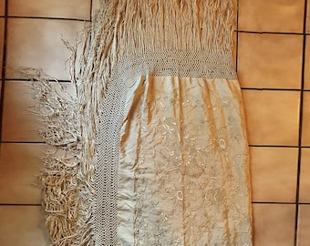 ANTIQUE PIANO SHAWL, Canton MaNToN de MaNiLLa, Champagne silk color, Embroidered FloweRs and trailiNG leAves, long macramé knotted  fringe