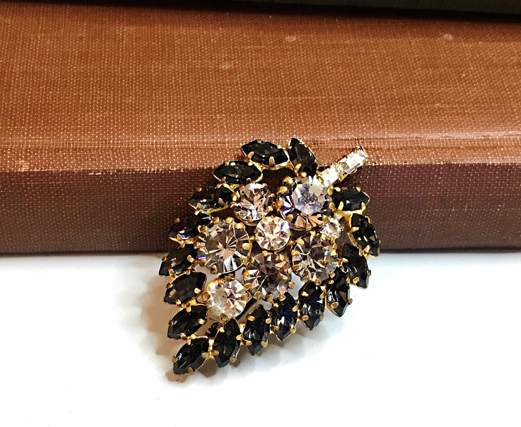 RHINESTONE LEAF PIN, Vintage BrooCh, Gray and Dark BLue Rhinestones, MaDE in AusTria, CostuMe JeWeLry, GoLd Tone SeTTing, vintage Jewelry