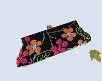 BLACK CHENiLLE BEADED FLOWeR CLUTCH, ViNTage Evening Purse, Woman's Accessories, Pink and Orange flowers, beaded leaves, Kiss Me Clasp