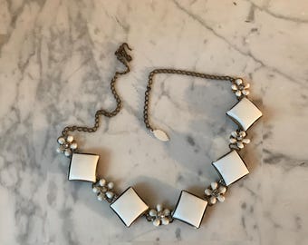 KETTING MET WITTE KUNSTSTOF VIERKANTEN, strassteentjes en bloemaccenten, choker, vintage kostuumsieraden, modern uit het midden van de eeuw, jaren 60