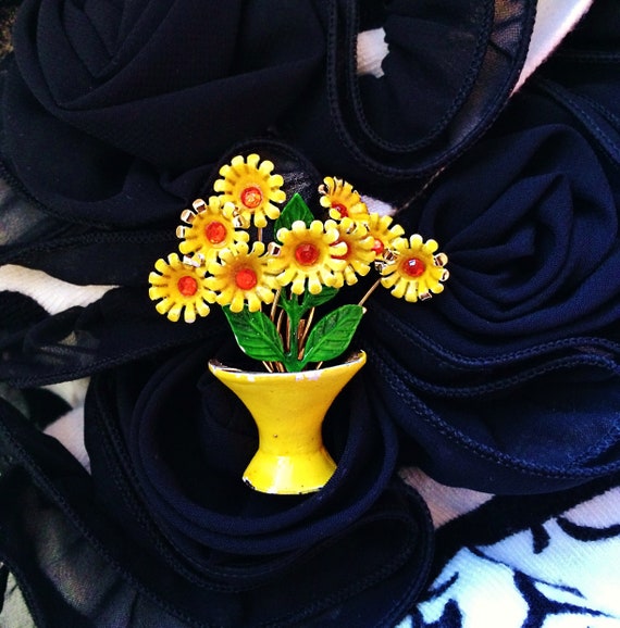 FLOWERS in Vase PIN, vintage FLorAL BouQueT BrooCH