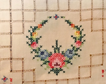 CROSS STiTCH TABLECLOTH, vintage CaRD TaBLe Square 32" LiNeN, Rose Wreath, HemstiTCH, drawn threadwork, 4 matching napKiNS, NeVeR Used!
