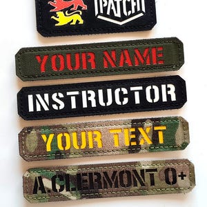 Könnte beinhalten: Eine Sammlung rechteckiger Aufnäher mit verschiedenen Designs und Texten. Der obere Aufnäher ist schwarz mit einem Logo und dem Schriftzug "LASER PATCH". Weitere Aufnäher zeigen die Texte "YOUR NAME", "INSTRUCTOR", "YOUR TEXT" und "A. CLERMONT O+".