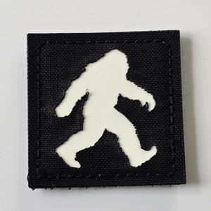 Parche de Bigfoot corriendo de 2 x 2 pulgadas | Parche moral de Sasquatch | Parche táctico cortado con láser con gancho | Parche de críptido para senderismo al aire libre