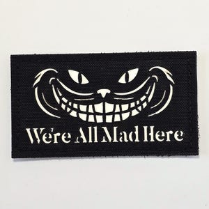 Könnte beinhalten: Eine weiße Keramik-Tasse mit schwarzem Henkel und dem Text "But First, Coffee" in fetter, schwarzer Schrift. Die Tasse ist mit einer dunklen Flüssigkeit gefüllt, wahrscheinlich Kaffee, und steht auf einer hellen Oberfläche.