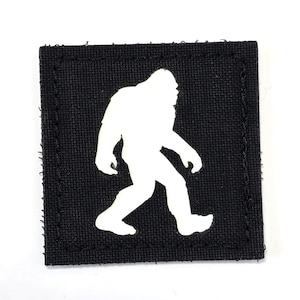 Könnte beinhalten: Ein Set aus drei Keramikbechern mit gesprenkelter, matter Oberfläche. Die Becher sind in Creme-, Hellbraun- und Dunkelbrauntönen gehalten. Jeder Becher hat ein schlichtes, minimalistisches Design.