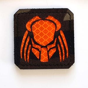 Parche personalizado Predator de 2" x 2" cortado a láser con gancho