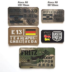 Puede incluir: Una taza de cerámica blanca con un asa negra y el texto "But First, Coffee" en negro, con una fuente de estilo manuscrito. La taza está sobre una superficie blanca.