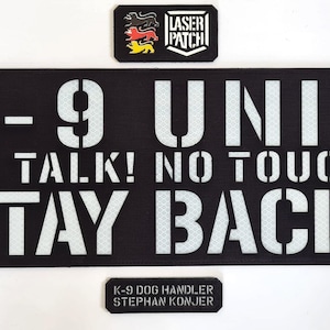 Könnte beinhalten: Ein Set aus drei Keramikbechern mit gesprenkelter, matter Oberfläche. Die Becher sind in Creme-, Hellgrau- und Dunkelgrautönen gehalten. Jeder Becher hat ein schlichtes, minimalistisches Design und einen abgerundeten Henkel.