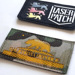 Könnte beinhalten: Zwei rechteckige Aufnäher. Einer ist schwarz mit dem Text "LASER PATCH" und drei stilisierten Löwenfiguren in Silber, Rosa und Gelb. Der andere Aufnäher hat ein Tarnmuster mit einem gelben Bären und den Worten "CALIFORNIA REPUBLIC".