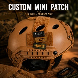 Könnte beinhalten: Beigefarbener taktischer Helm mit individuellen Mini-Patches. Die Patches lesen "YOUR", "TEXT" und "SMILE". Der Text "CUSTOM MINI PATCH" und "1x2 INCH - COMPACT SIZE" wird über dem Helm angezeigt.