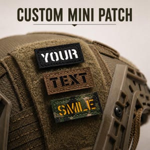 Puede incluir: Primer plano de un casco táctico con tres mini parches personalizados. Los parches dicen "YOUR", "TEXT" y "SMILE". El texto es blanco y amarillo. La parte superior de la imagen dice "CUSTOM MINI PATCH".