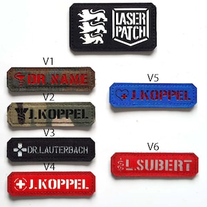 Könnte beinhalten: Sechs verschiedene gestickte Patches mit verschiedenen Designs und Texten. Die Patches sind schwarz, rot, blau, grün und Tarnmuster. Der Text auf den Patches lautet "LASER PATCH", "DR. NAME", "J. KOPPEL", "DR. LAUTERBACH", "L. SUBERT" und "J. KOPPEL".