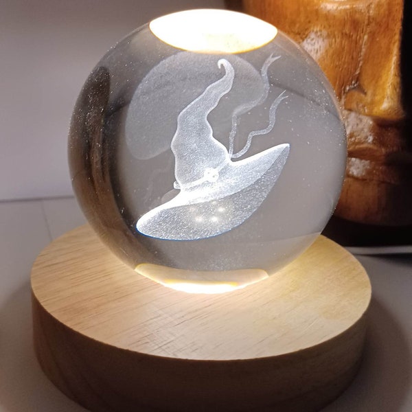 Boule de cristal en verre avec chapeau de sorcière gravé et base lumineuse LED en bois