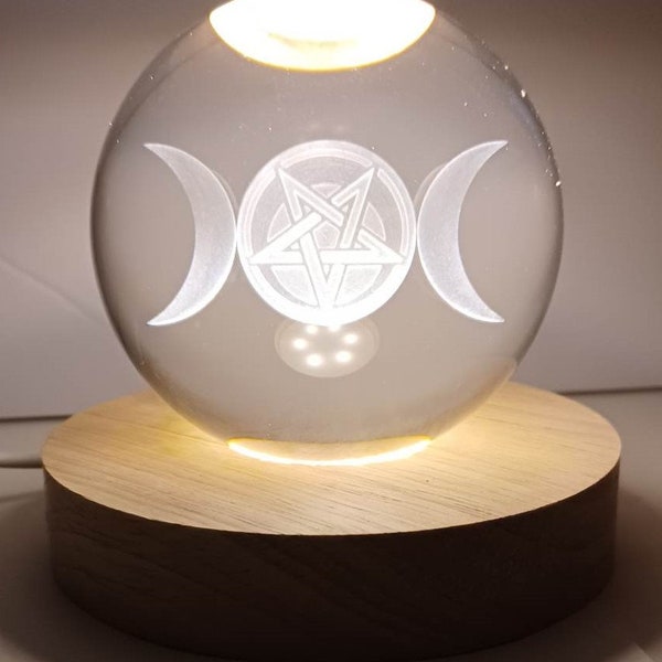 Boule de cristal en verre avec triple lune et pentacle gravés et base lumineuse LED en bois