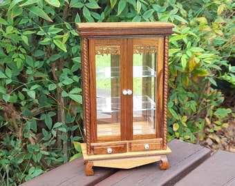 Vitrina de teca en miniatura con puertas dobles / Vitrina de madera en miniatura / Vitrina en miniatura hecha a mano / Muebles para casas de muñecas / Mini vitrina de curiosidades