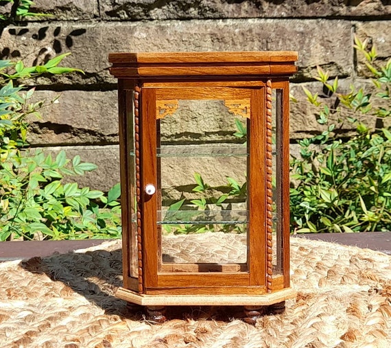 Hexagon Miniaturschrank | Teak Schränkchen | Puppenhaus Möbel| Miniatur Curio Holzschrank | Mini Vitrine aus Holz |Teak Miniatur Schrank