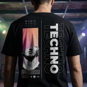 Puede incluir: Camiseta negra con un diseño gráfico que presenta una estatua y la palabra "TECHNO" en blanco. El diseño incluye la palabra "MUSIC" y formas geométricas. La estatua tiene un degradado de rosa, naranja y morado.