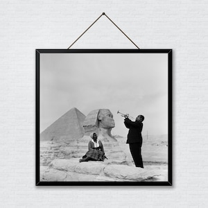 Louis Armstrong suona la tromba alle Piramidi d'Egitto, poster di Louis Armstrong, poster jazz, poster delle leggende del jazz