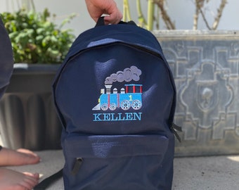 Kinder personalisierter Mini Rucksack; Wählen Sie die Farbe des Rucksacks mit Zug und fügen Sie eine Initiale oder einen Namen hinzu. Kindergartentasche; Schultasche; Panzermaschine