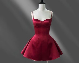 Minivestido de satén rojo con corsé • Vestido de fiesta ajustado y con vuelo para regreso a casa DOO025